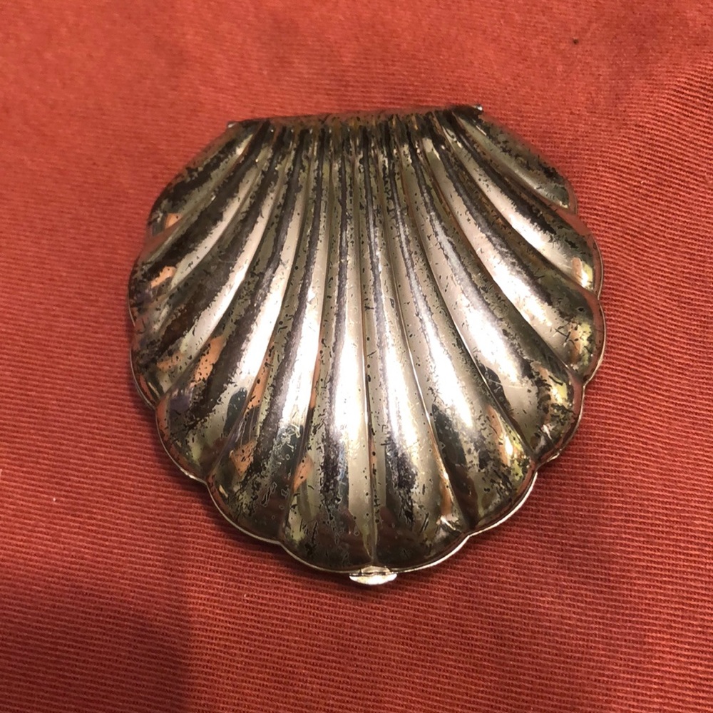 Vintage American Beauty 1930-1940’s compact.